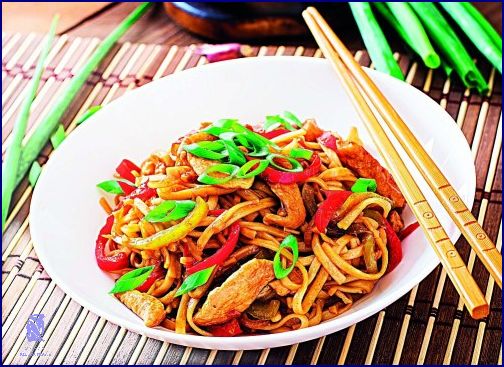 Úžasná Chuť Čínských Nudlí S Kuřecím Masem A Zeleninou!