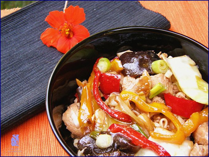 Úžasná Chuť Čínských Nudlí S Kuřecím Masem A Zeleninou!